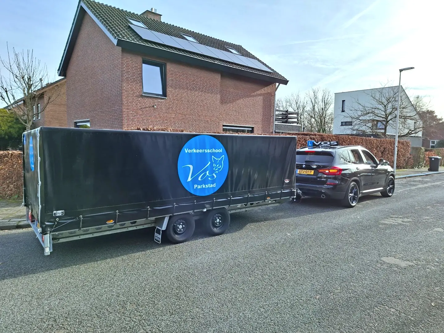 De aanhanger van Verkeersschool Vos Parkstad met het blauwe logo