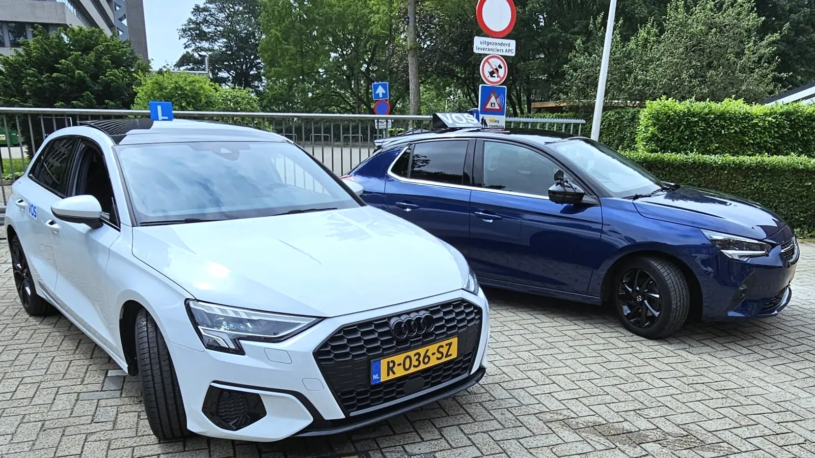 Witte Audi A3 lesauto met daklicht L VOS