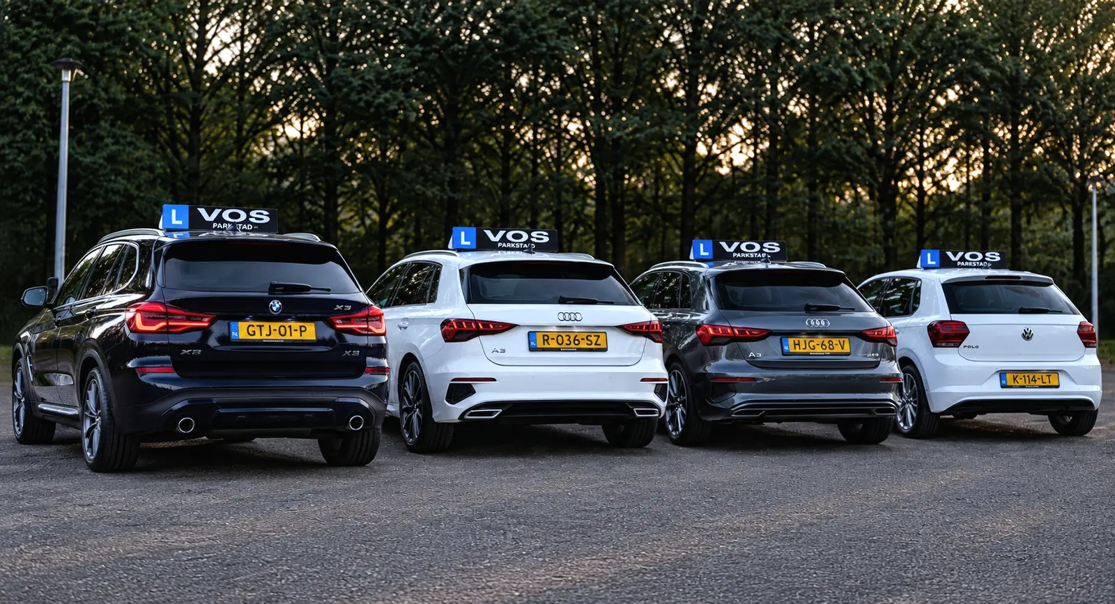 Vier lesauto’s van Verkeersschool Vos naast elkaar